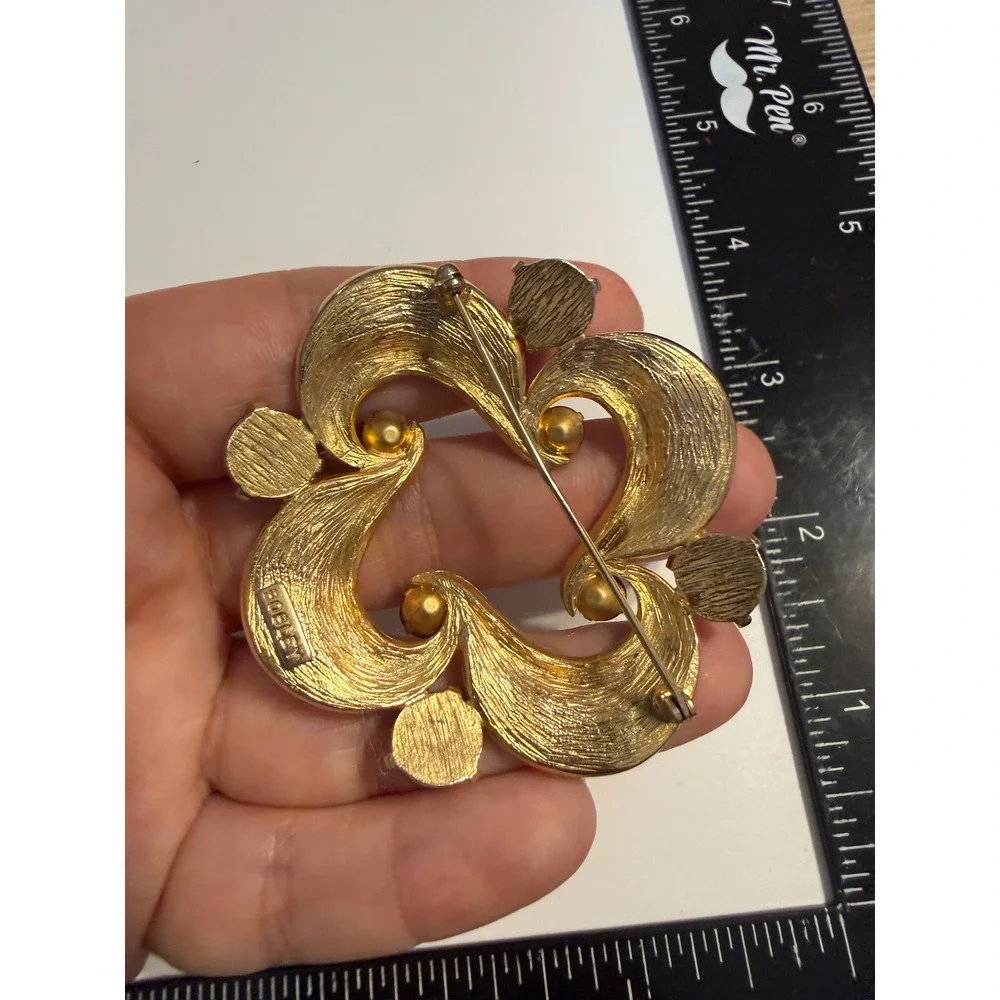 Vintage Bobley Gold Tone Blue Cabochon Glass Stone Wreath‎ Brooch Pin Signed